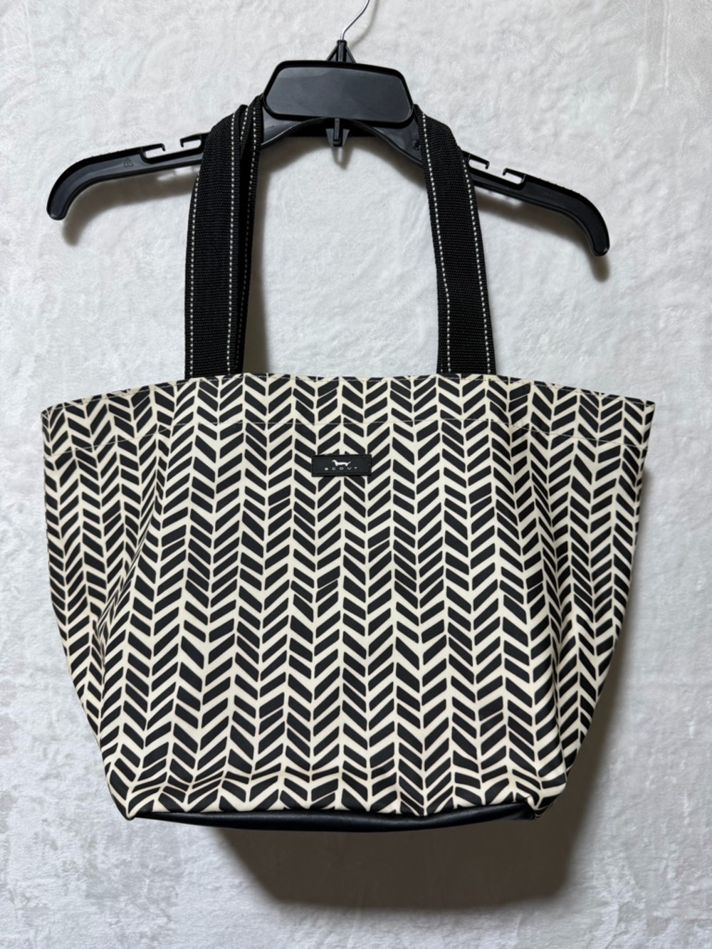 Scout DayTripper Chevron pattern shoulder bag